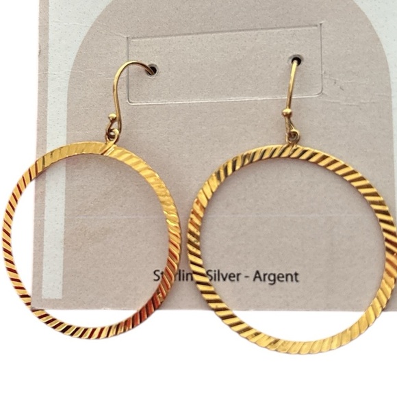 Da Vinci Gold tone Round Dangle Hoop Earrings - Picture 9 of 10